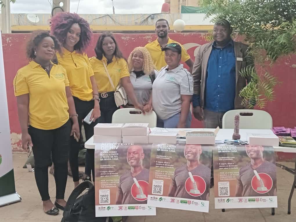 Equipas de Niassa e Tete expondo diversos materiais de IEC sobre HIV