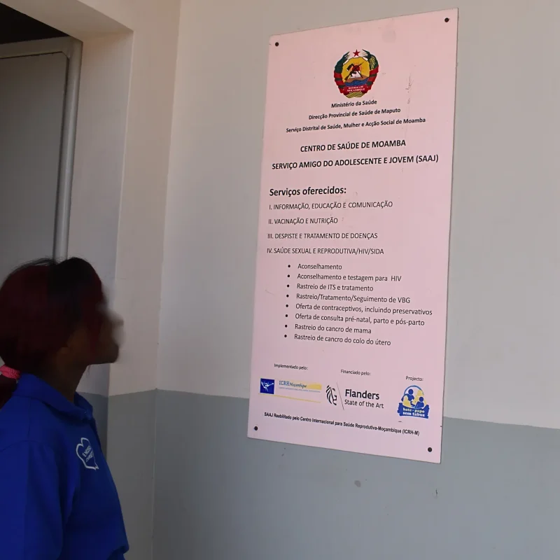 03 Adolescente a entrada do SAAJ - na Placa dos serviços